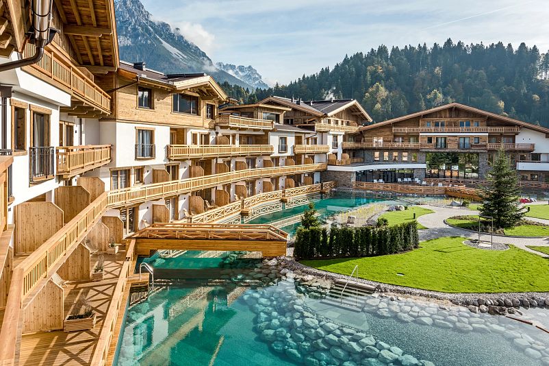 kaiserlodge-scheffau-am-wilden-kaiser-aussenanlage-mit-schwimmteich-2.webp