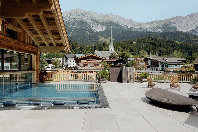 kaiserlodge-scheffau-am-wilden-kaiser-aussenpool-mit-bergblick-1.webp
