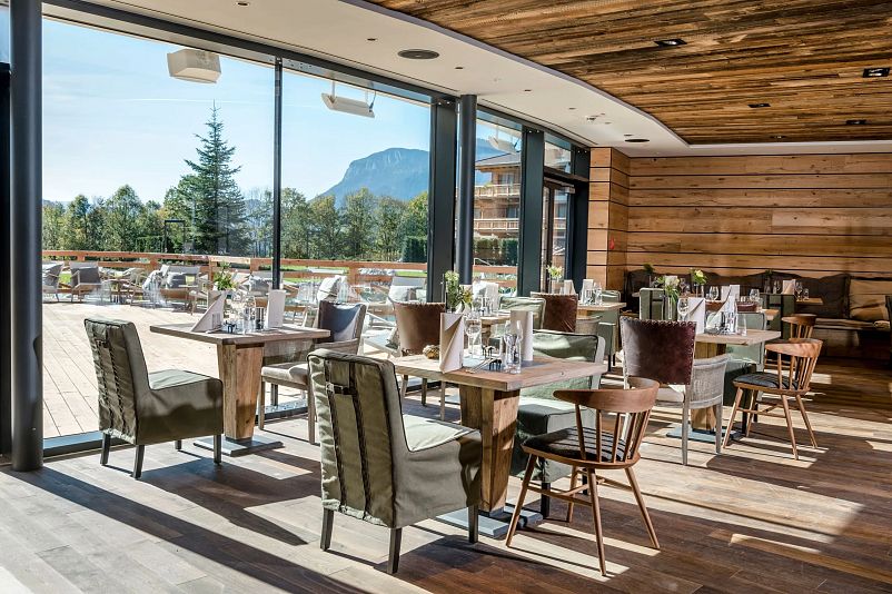 kaiserlodge-scheffau-am-wilden-kaiser-speisesaal-mit-terrasse-1.webp