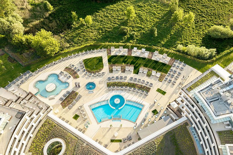 Thermalgarten mit Außenbecken im Le Primore Hévíz