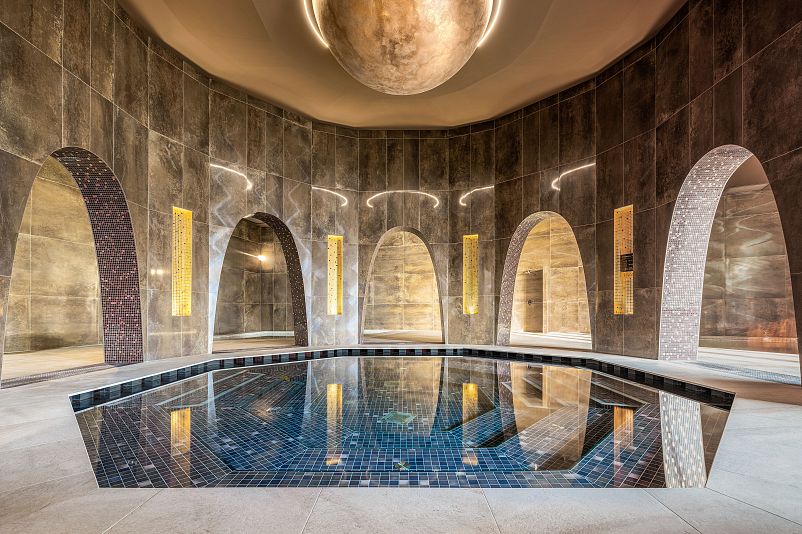 Thermalbecken unter der Kuppel im Eden SPA Hévíz
