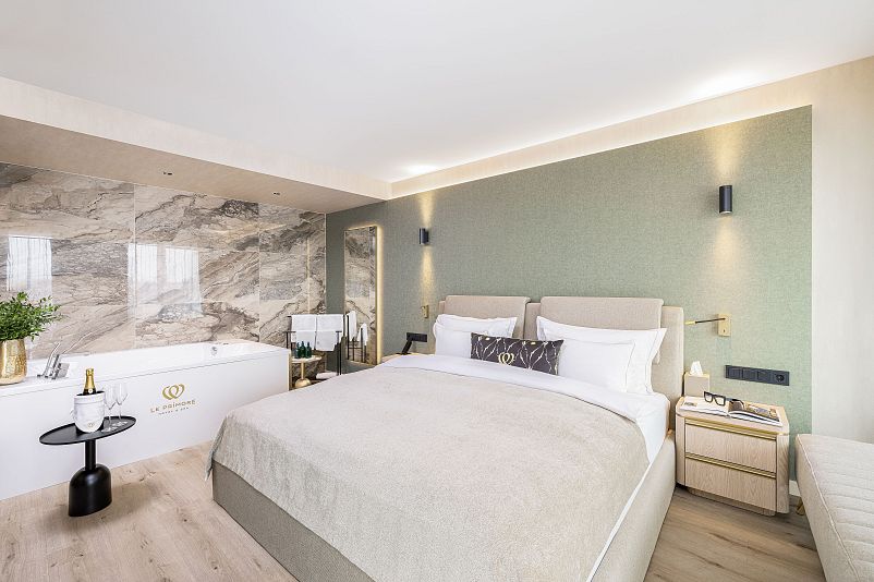 Zimmer mit Whirlpool-Wanne im Le Primore Hévíz