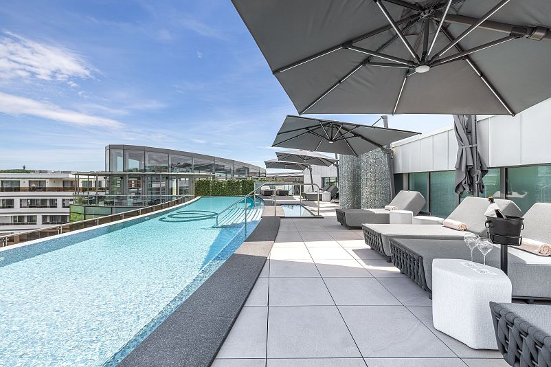 Rooftop-Pool mit Sonnenterrasse im Le Primore Hévíz