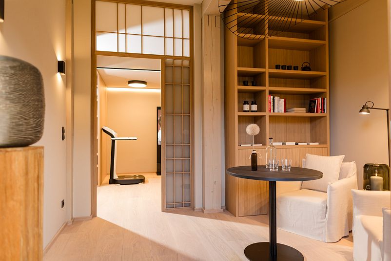 Longevity_Coaching Raum mit Blick hinaus auf die InBody Analyse©Posthotel_Achenkirch_hotelsINshape_best fitness hotels_KSR38642.jpg