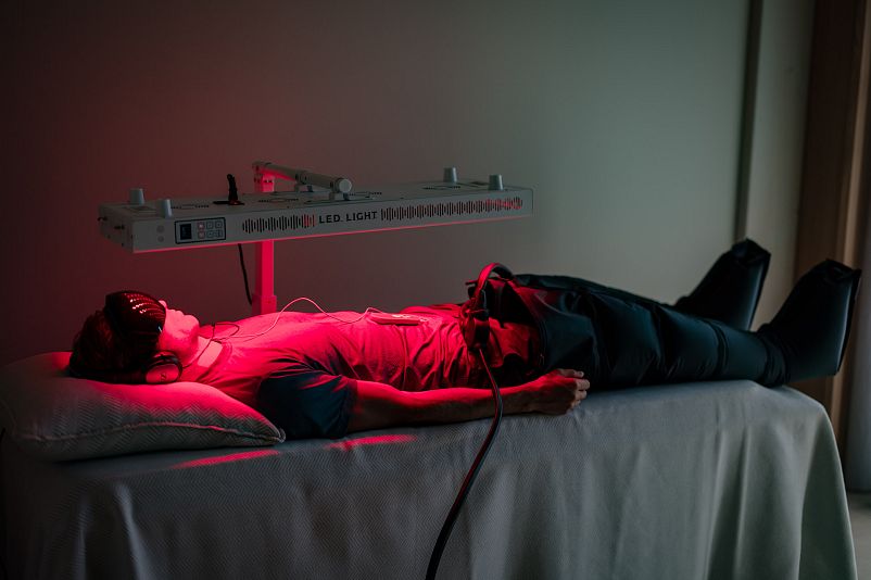 Longevity_LED LIGHT_Rotlicht Panel im Rahmen der Biohacking Anwendungen©Posthotel_Achenkirch_hotelsINshape_best fitness hotels_KSR39082.jpg