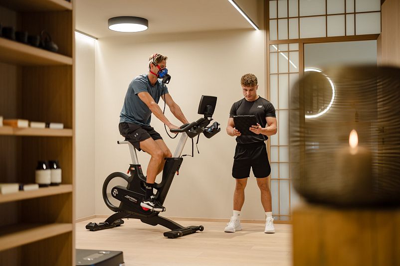 Longevity_Sauerstoffmessung am Rad©Posthotel_Achenkirch_hotelsINshape_best fitness hotels_KSR38668.jpg