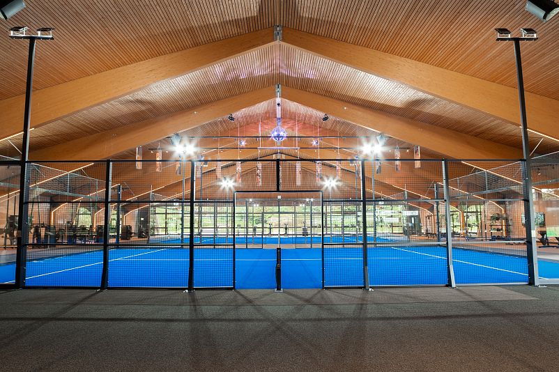 Padel-Halle mit Holzarchitektur am Schluchsee