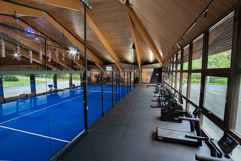 Padel-Court und Cardiobereich in der Sportarena