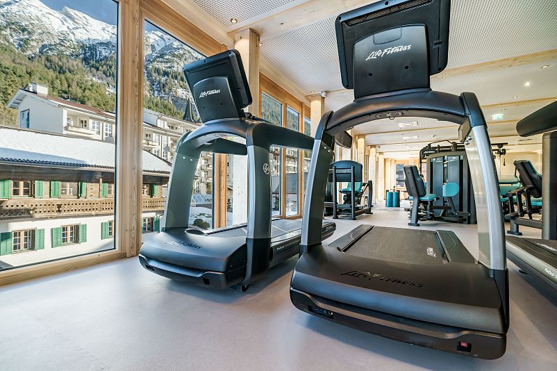 Fitnessraum mit Bergblick im Posthotel Achenkirch
