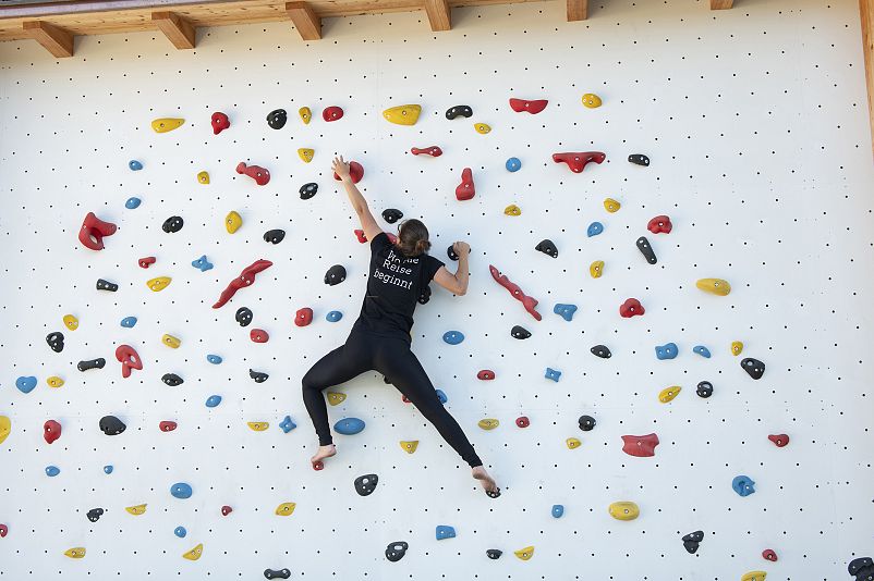 Bouldern an der Outdoor-Kletterwand im Posthotel Achenkirch