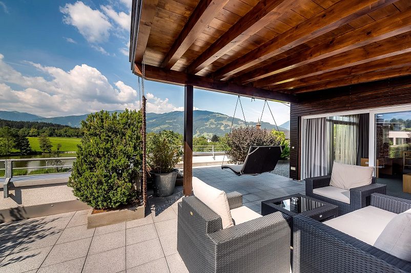 ritzenhof-zimmer-familienpanoramasuite-terasse-peter-kuehnl-web.webp