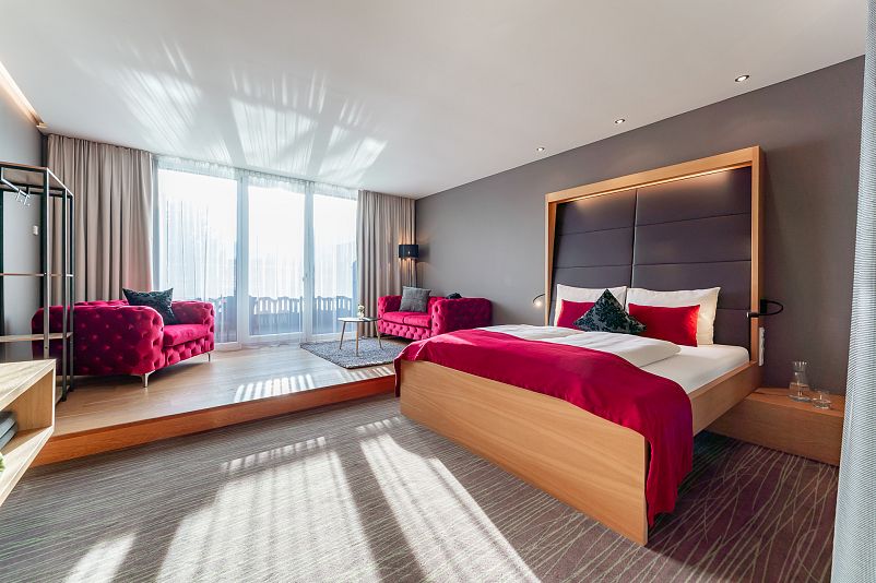 ritzenhof-zimmer-und-suiten-zimmer-seeblick-ansicht-weit-rosa-sofa--bearbeitet.jpg