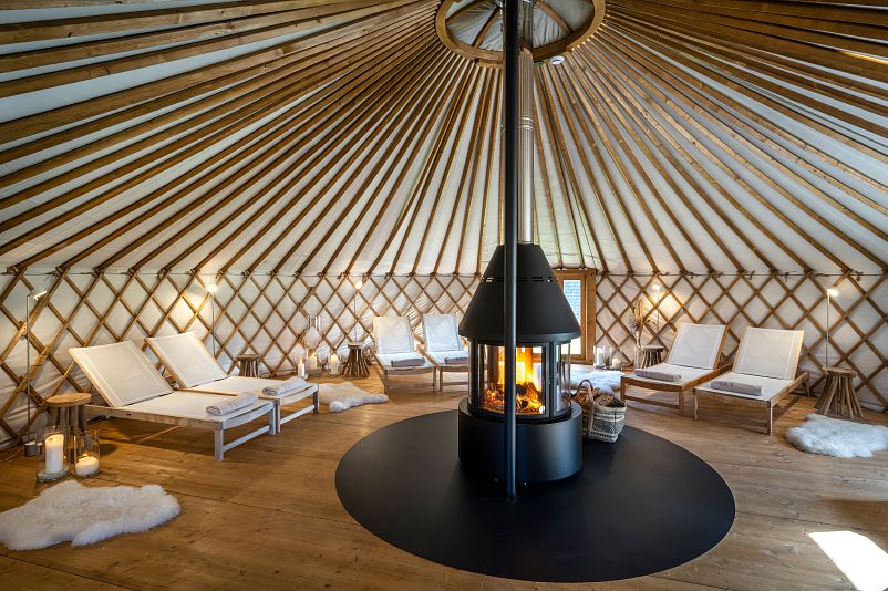 Relaxation yurt with central fire at the spa