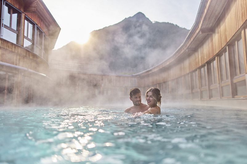 AQUA DOME – Saunabecken Paar Bergpanorama Dampf Ötztal Tirol