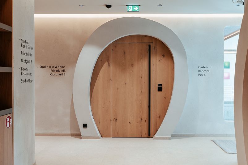 Arched Oak Doorway, Bloom Floor – Alpenresort Schwarz