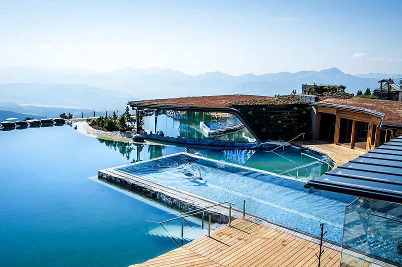 Pool im See-Spa mit Panoramablick über Kärnten