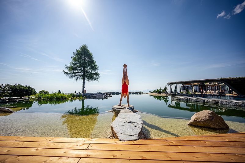 Handstand am Bergsee im Mountain Resort Feuerberg