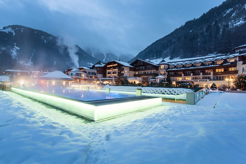STOCKresort_Finkenberg_Zillertal_hotelsINshape_A_22 Pool Winter Abend.jpg