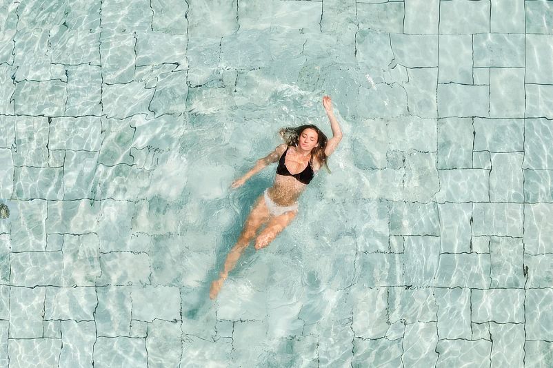 Entspannt schwimmen im Außenpool am Schluchsee