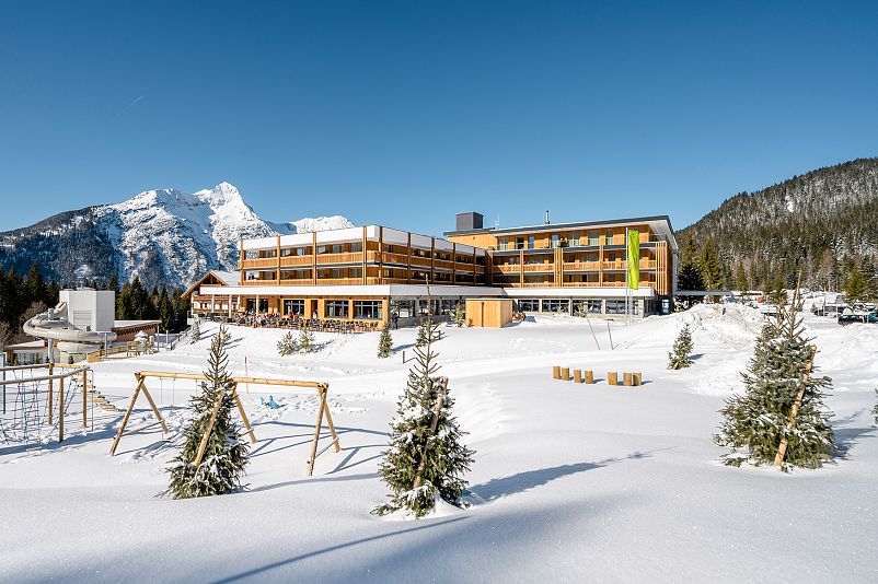 Zugspitz Resort_Aussenasnsicht Hotel_Winter _Terrasse_Langlaufloipe_Spielplatz_hotelsinshape_best fitness hotels.jpg