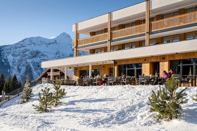 Zugspitz Resort_Aussenaufnahme Winter03_Terrasse_hotelsinshape_best fitness hotels.jpg