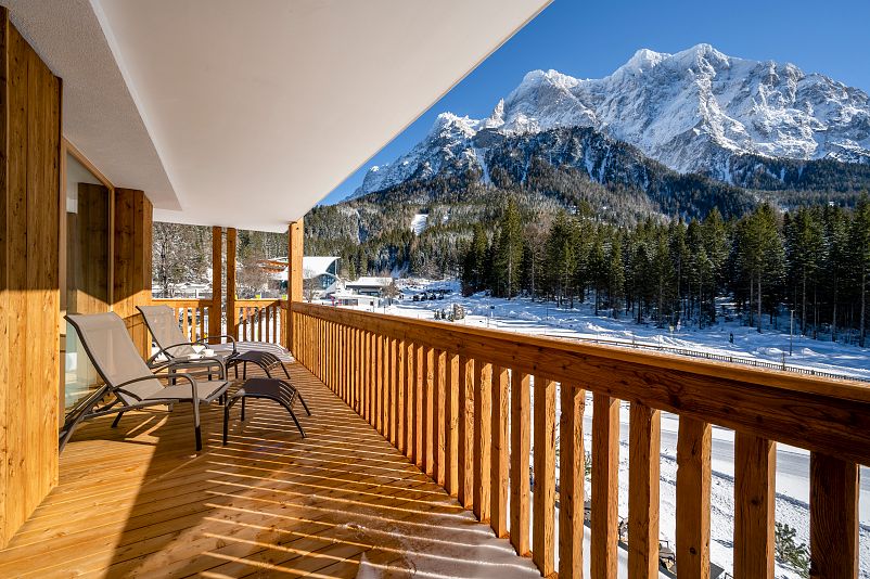 Zugspitz Resort_Aussenaufnahme Winter04_Balkon_hotelsinshape_best fitness hotels.jpg