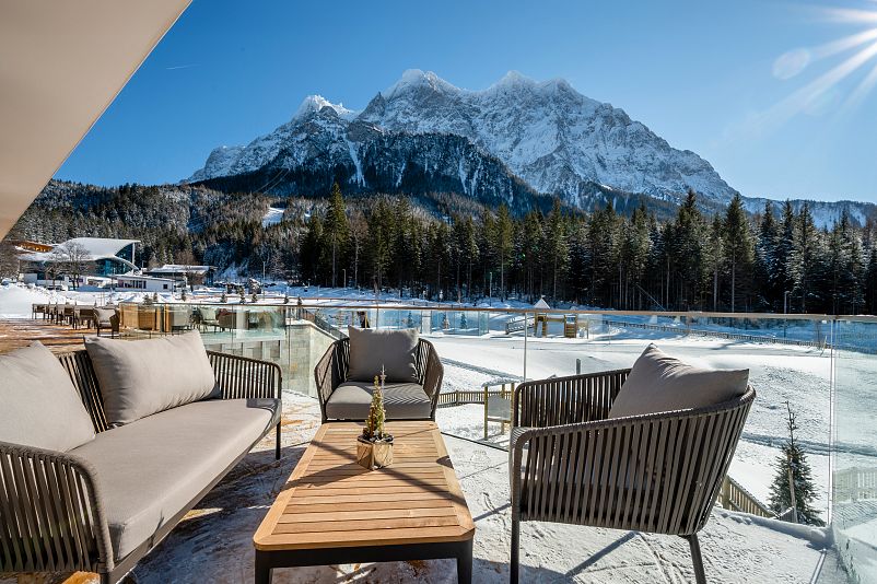 Zugspitz Resort_Aussenaufnahme Winter06_Terrasse_hotelsinshape_best fitness hotels.jpg